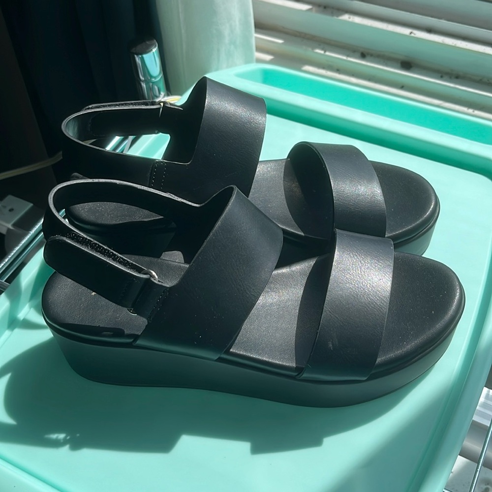 BNWOT black leather sandal w/ platform sole